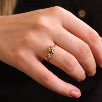 0.81 Karat Multicolor Safir Ve Pırlanta Taşlı Rose Altın Yüzük